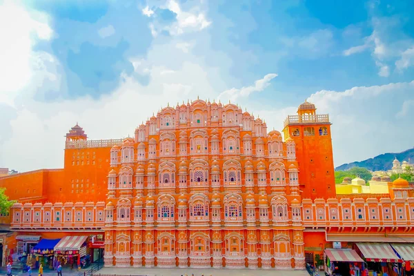 Agra, India - 20 September 2017: Hawa Mahal adalah sebuah sayap harem lima tingkat dari kompleks istana Maharaja Jaipur, yang dibangun dari batu pasir merah muda dalam bentuk mahkota Krishna — Stok Foto