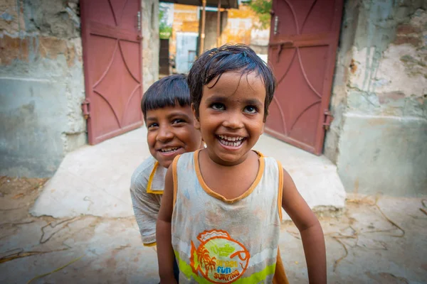 Jaipur, Hindistan - 20 Eylül 2017: Güzel grup gülümseyen ve Hindistan'da Jaipur şehirde sokakta oynayan çocuk portresi