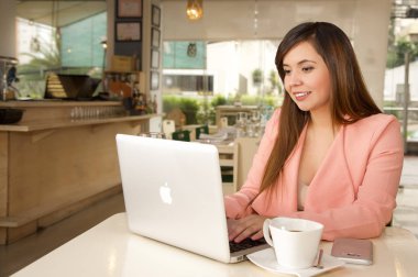 Çalışan bir genç güzel gülümseyen iş kadını yakın çekim. İş kavramı