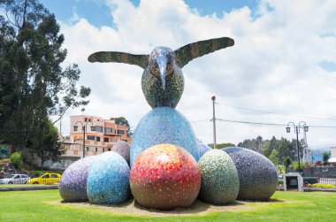 Büyük renkli sinekkuşu heykel Los Chillos Vadisi bulunan tarihi bir anıt Quito, Ekvator - 28 Nisan, 2015