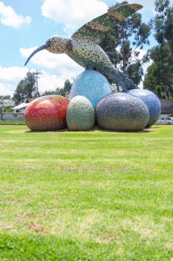 Büyük renkli sinekkuşu heykel Los Chillos Vadisi bulunan tarihi bir anıt Quito, Ekvator - 28 Nisan, 2015