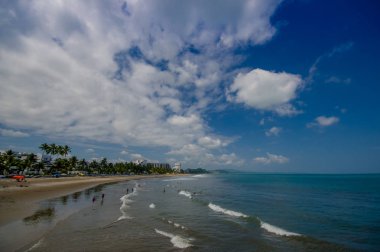 Sahilde kum ve arkasında binalarda içinde aynı Ekvador mavi bir gökyüzü güneşli havalarda ile güzel bir gün güzel manzara