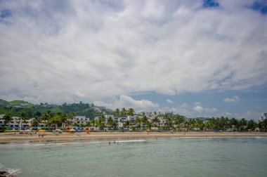 Güzel manzara plaj kum, içinde aynı Ekvador mavi bir gökyüzü güneşli havalarda ile güzel bir gün ile