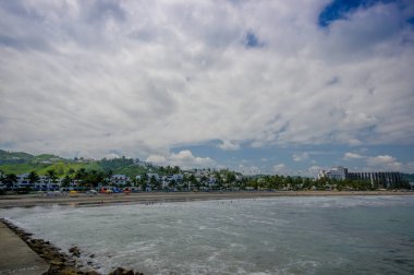 Güzel manzara plaj kum, içinde aynı Ekvador mavi bir gökyüzü güneşli havalarda ile güzel bir gün ile