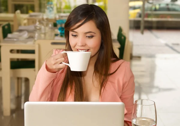 Sluit upf van een jonge mooie Glimlachende zakenvrouw werken en koffie drinken. Bedrijfsconcept — Stockfoto