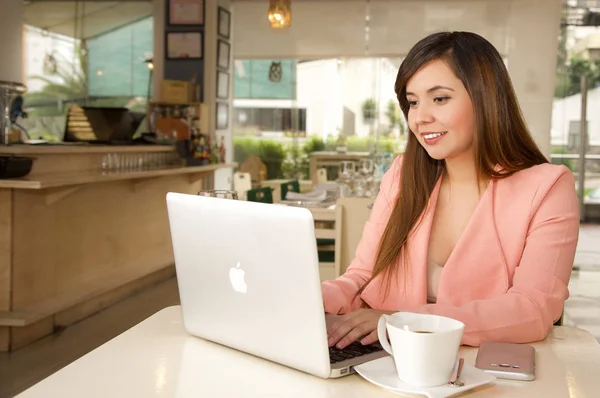 Çalışan bir genç güzel gülümseyen iş kadını yakın çekim. İş kavramı