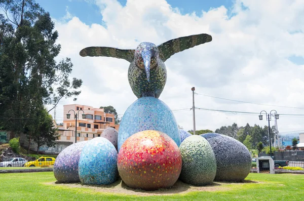 Büyük renkli sinekkuşu heykel Los Chillos Vadisi bulunan tarihi bir anıt Quito, Ekvator - 28 Nisan, 2015