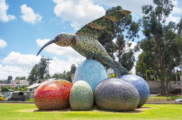 Büyük renkli sinekkuşu heykel Los Chillos Vadisi bulunan tarihi bir anıt Quito, Ekvator - 28 Nisan, 2015