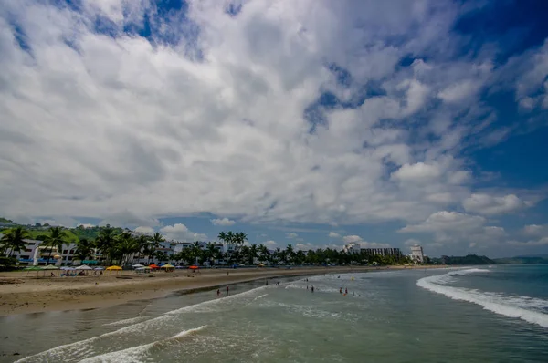 Piękny widok na plażę z piaskiem i budynki za w piękny dzień się słoneczna pogoda w błękitne niebo w sam, Ekwador — Zdjęcie stockowe