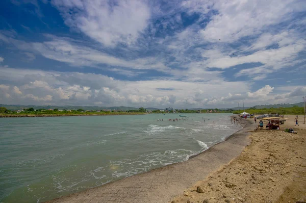 Bella vista sulla spiaggia con sabbia, in una bella giornata in con tempo soleggiato in un cielo blu in Same, Ecuador — Foto Stock