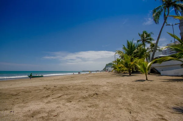 Güzel manzara plaj kum, içinde aynı Ekvador mavi bir gökyüzü güneşli havalarda ile güzel bir gün ile — Stok fotoğraf