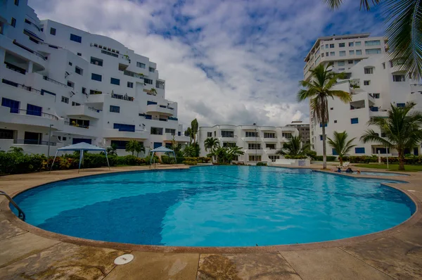 Esmeraldas, ecuador - 16. märz 2016: schöner pool mit kreisförmigem luxushotel in gleichem, ecuador — Stockfoto