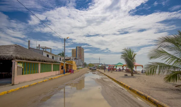 ATACAMES, ECUADOR - March 16, 2016: Steet view of beach town located on Ecuadors Northern Pacific coast in Same, Ecuador — Stock Photo, Image