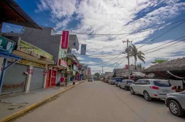 ATACAMES, ECUADOR - 16 de marzo de 2016: Vista de Steet de la ciudad de playa ubicada en la costa norte del Pacífico ecuatoriano. Se encuentra en la provincia de Esmeraldas —  Fotos de Stock