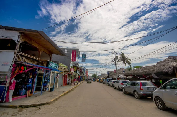 ATACAMES, ECUADOR - 16 de marzo de 2016: Vista de Steet de la ciudad de playa ubicada en la costa norte del Pacífico ecuatoriano. Se encuentra en la provincia de Esmeraldas —  Fotos de Stock