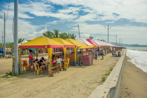 Atacames, Ekvator - 16 Mart 2016: Aynı Ekvador küçük ve rustik çadırlarda tanımlanamayan kişi