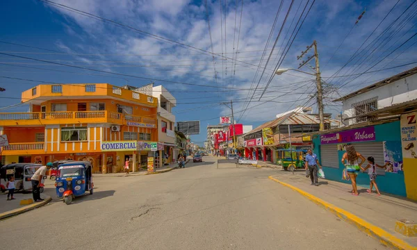 ATACAMES, ECUADOR - 16 de marzo de 2016: Vista de Steet de la ciudad de playa ubicada en la costa norte del Pacífico ecuatoriano. Se encuentra en la provincia de Esmeraldas — Foto de Stock