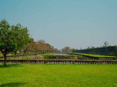 Hue, Vietnam - 13 Eylül 2017: Güzel tapınak Thien Mu Pagoda ile orta ve yeşil ot yapay bir gölde. UNESCO dünya mirası. Hue, Vietnam içinde yer alan