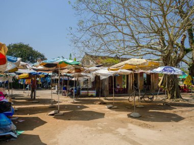 Hue, Vietnam - 13 Eylül 2017: Hue, Vietnam içinde yer alan gıda eski bir restoranda satış kimliği belirsiz kişi