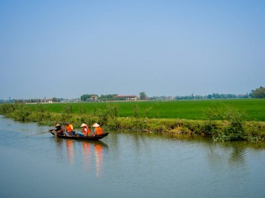 Hue, Vietnam - 13 Eylül 2017: Bir tekne kürek çekmeye ve Hue Vietnam yer alan nehir görünümünde zevk tanımlanamayan kişi