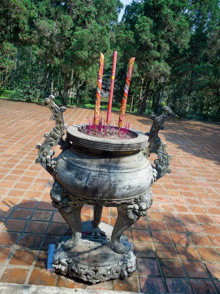 Primer plano de inciensos ardiendo en un templo Buddhist dentro de una olla enorme en un patio de un templo en Hue en Vietnam —  Fotos de Stock