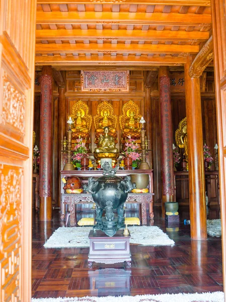 Hue, Vietnam - 13 de septiembre de 2017: Hermosas estatuas de oro dentro de un hermoso templo con magníficos detalles adornados en la ciudadela de Hue, Vietnam, Asia. Destino famoso para los turistas. Patrimonio de la UNESCO — Foto de Stock