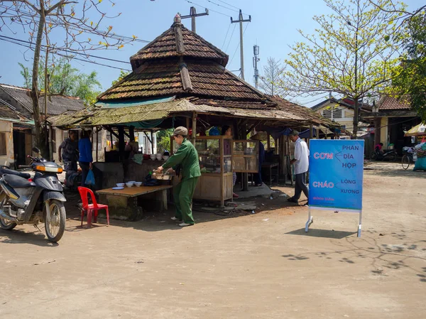 Hue, Vietnam - 13 Eylül 2017: Hue, Vietnam içinde yer alan gıda eski bir restoranda satış kimliği belirsiz kişi