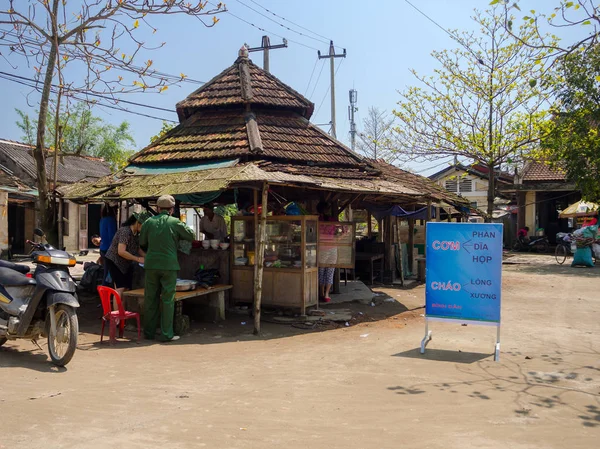 Hue, Vietnam - 13 Eylül 2017: Hue, Vietnam içinde yer alan gıda eski bir restoranda satış kimliği belirsiz kişi