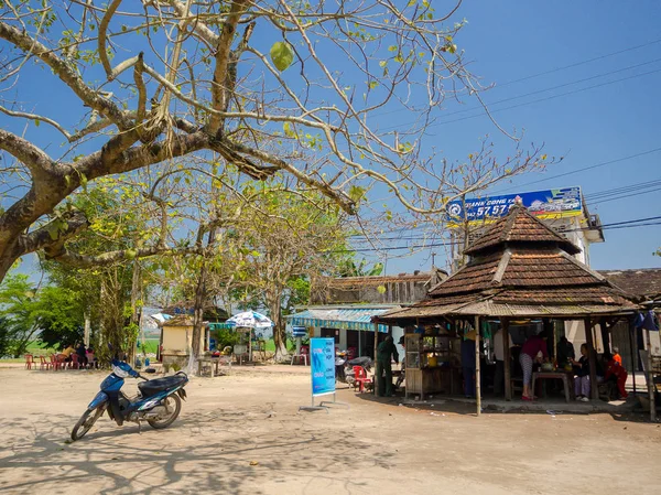 Hue, Vietnam - 13 Eylül 2017: Hue, Vietnam içinde yer alan gıda eski bir restoranda satış kimliği belirsiz kişi