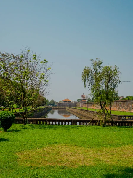 Hue, vietnam - 13. september 2017: schöne tempel thien mu pagode mit einem künstlichen teich in der mitte und grünem gras. Unesco-Weltkulturerbe. befindet sich im Farbton, Vietnam — Stockfoto