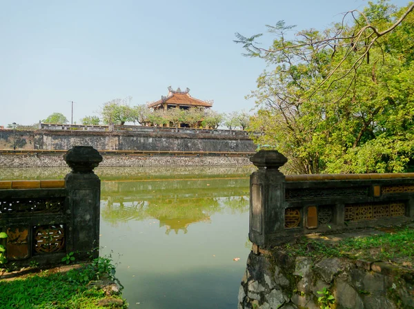 Хюе, В'єтнам - 2017 13 вересня: Крупним планом у старий красивий храм, зі штучного ставок в передній, знайшло своє відображення у воді, розташована в місті Хюе, В'єтнам — стокове фото