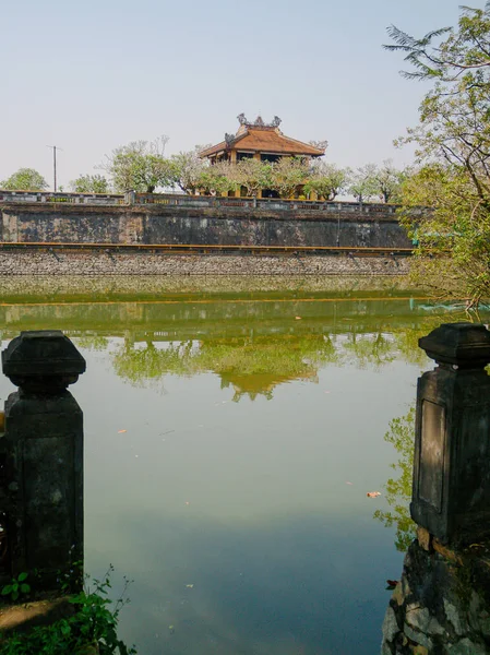 Hue, Vietnam - 13. September 2017: Nahaufnahme des alten schönen Tempels, mit einem künstlichen Teich davor, der sich im Wasser spiegelt, in der farbigen Stadt, Vietnam — Stockfoto