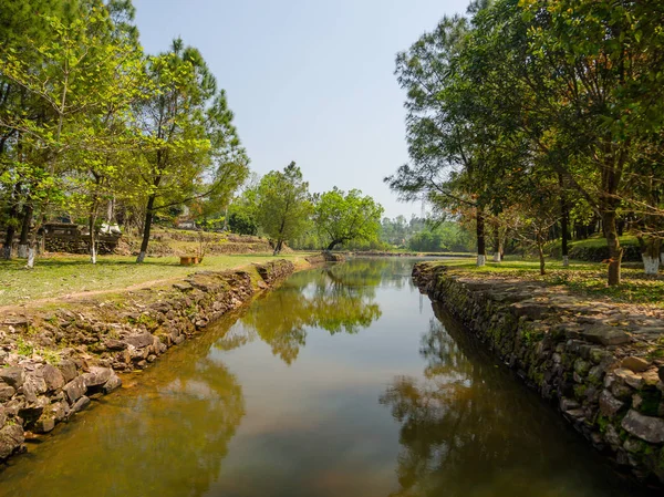 越南顺化-2017 年 9 月 13 日： 美丽的神庙添木宝塔与人工池塘在中间和绿草。教科文组织世界文化遗产。位于越南顺化 — 图库照片