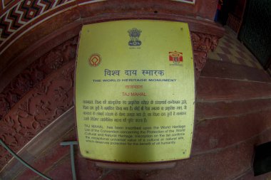 Agra, Hindistan - 20 Eylül 2017: Darwaza-i-Rauza Chowk-i Jilo Khana Taj Mahal Agra, Hindistan karmaşık, içinde yakınındaki bir binanın içinde bilgilendirici işareti