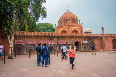 Agra, Hindistan - 19 Eylül, M 2017: Agra şehir Hindistan Taj Mahal için girmek için bilet satın almak için etrafında yürüyüş ve sırada bekleyen tanımlanamayan kişi