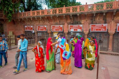Agra, Hindistan - 19 Eylül 2017: Agra şehir Hindistan Taj Mahal için girmek için kimliği belirsiz kişi bileti satırında