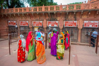 Agra, Hindistan - 19 Eylül 2017: Agra şehir Hindistan Taj Mahal için girmek için kimliği belirsiz kişi bileti satırında