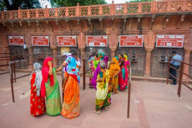 Agra, Hindistan - 19 Eylül 2017: Agra şehir Hindistan Taj Mahal için girmek için kimliği belirsiz kişi bileti satırında