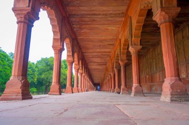 Agra, Hindistan - 20 Eylül 2017: Güzel görünümü içinde Hint şehir Agra, Hindistan, balık göz etkisi mekanlarda binasında bir satırdaki sütunları ile sarhoş bir yolun