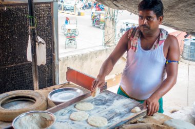 Jaipur, Hindistan - 20 Eylül 2017: Hint Gıda Mutfak Jaipur, Hindistan yanlarında, bazı malzeme ile ahşap bir masa üzerinde yemek kimliği belirsiz adam