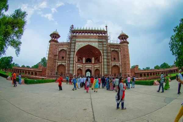 Agra, India - 20 September 2017: Niet-geïdentificeerde mensen bij de grote poort, de Darwaza-i rauza, de hoofdingang naar het graf, Unesco World Heritage Site, Agra, Uttar Pradesh, India — Stockfoto