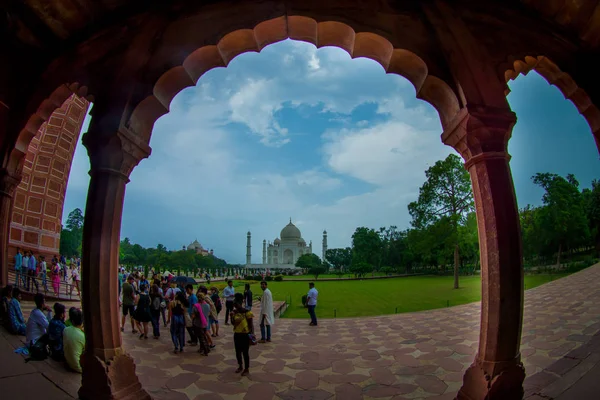 Agra, India - 20 de septiembre de 2017: Multitud de personas caminando al aire libre con una hermosa vista del Taj Mahal a través de una columna de un edificio, en la ciudad india de Agra, India, efecto ojo de pez —  Fotos de Stock