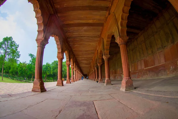 Agra, India - 20 settembre 2017: Bella veduta di un sentiero lapidato con colonne in fila all'interno di un edificio all'aperto nella città indiana di Agra, India, effetto occhi di pesce — Foto Stock