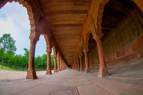 Agra, India - 20 settembre 2017: Bella veduta di un sentiero lapidato con colonne in fila all'interno di un edificio all'aperto nella città indiana di Agra, India, effetto occhi di pesce — Foto Stock