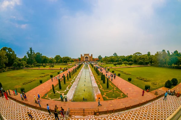 Agra, India - 20 de septiembre de 2017: Personas no identificadas caminando en el jardín cerca de Darwaza-i-Rauza en Chowk-i Jilo Khana en el complejo Taj Mahal en Agra, India. La puerta es la entrada principal a la tumba, ojo de pez —  Fotos de Stock