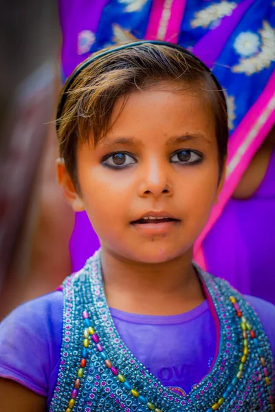 Agra, Inde - 20 septembre 2017 : Portrait d'une belle fille regardant une caméra dans la ville d'Agra en Inde — Photo