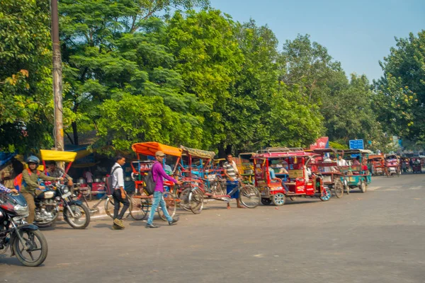 Agra, indien - 19. september 2017: unbekannter mann, der in der nähe eines motorrads unterwegs ist, hält auf den straßen in zentralindien in agra, indien — Stockfoto