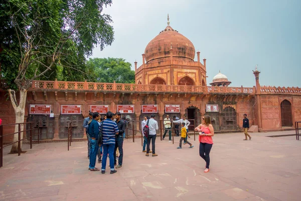 Agra, Hindistan - 19 Eylül, M 2017: Agra şehir Hindistan Taj Mahal için girmek için bilet satın almak için etrafında yürüyüş ve sırada bekleyen tanımlanamayan kişi