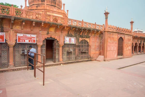 Agra, Hindistan - 19 Eylül, M 2017: Taj Mahal Hindistan'daki Agra şehrinde için girmek için bilet satın almak için etrafında yürüyüş ve sırada bekleyen kimliği belirsiz bir adam