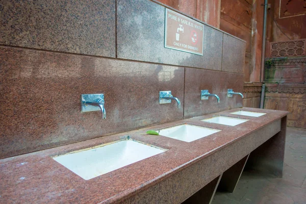 Крытый вид на краны в ванной комнате Тадж-Махал историческое место в городе Агра в Индии — стоковое фото